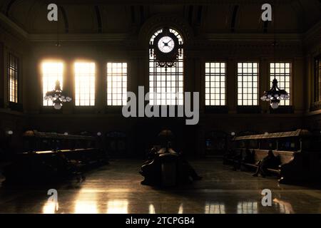 Salle d'attente du terminal Hoboken à Afternoon Light, New Jersey, États-Unis Banque D'Images