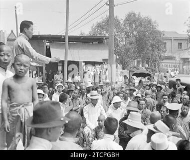 Chine : des étudiants révolutionnaires et des professeurs manifestent à l'Université de Pékin, mouvement du 4 mai 1919. Le mouvement du 4 mai est un mouvement anti-impérialiste, culturel et politique issu de manifestations étudiantes à Pékin le 4 mai 1919, protestant contre la faible réponse du gouvernement chinois au traité de Versailles, en particulier le problème du Shandong. Ces manifestations ont déclenché des protestations nationales et ont marqué la montée du nationalisme chinois, un virage vers la mobilisation politique et l’abandon des activités culturelles, et un mouvement vers une base populiste plutôt que des élites intellectuelles. Banque D'Images