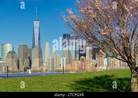 Journée de printemps ensoleillée dans Liberty State Park avec vue sur Lower Manhattan, Jersey City, New Jersey Banque D'Images