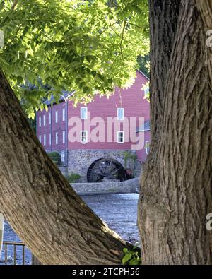 Old Gristmill View Through Tree branches, Clinton, Hunterdon County, New Jersey, États-Unis Banque D'Images