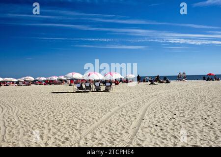 Plage de sable avec parasols, Cape May, New Jersey Banque D'Images