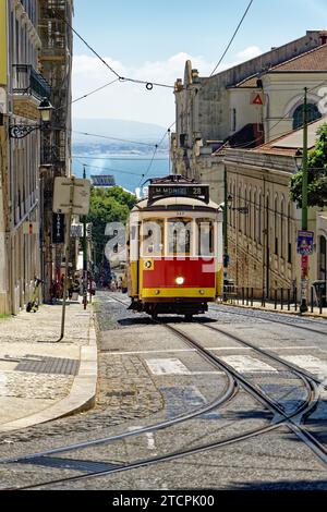 Le Classic Tram 28 grimpe sur la colline dans le quartier d'Alfama, Lisbonne, Portugal Banque D'Images