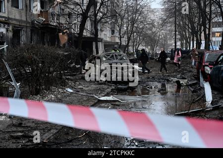 Kiev, Ukraine. 13 décembre 2023. Voitures endommagées lors d'une attaque de missile balistique par l'armée russe vue à Kiev. Le 13 décembre, l'armée russe a attaqué la capitale de l'Ukraine avec des missiles balistiques. Les dix missiles ont été abattus par les forces de défense aérienne. Cinquante-trois personnes ont été blessées à la suite de l'attaque à la roquette. Crédit : SOPA Images Limited/Alamy Live News Banque D'Images