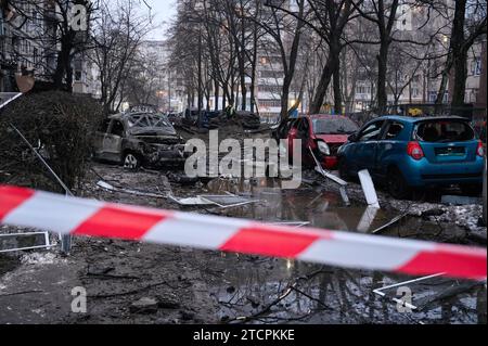 Kiev, Ukraine. 13 décembre 2023. Voitures endommagées lors d'une attaque de missile balistique par l'armée russe vue à Kiev. Le 13 décembre, l'armée russe a attaqué la capitale de l'Ukraine avec des missiles balistiques. Les dix missiles ont été abattus par les forces de défense aérienne. Cinquante-trois personnes ont été blessées à la suite de l'attaque à la roquette. Crédit : SOPA Images Limited/Alamy Live News Banque D'Images