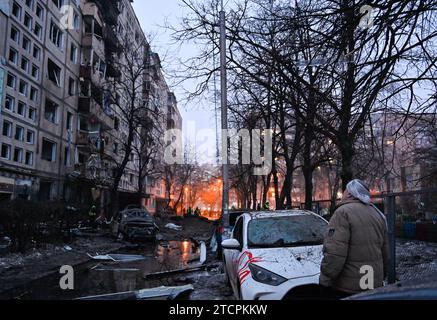 Kiev, Ukraine. 13 décembre 2023. Un homme regarde le bâtiment résidentiel endommagé lors d'une attaque de missile balistique par l'armée russe à Kiev. Le 13 décembre, l'armée russe a attaqué la capitale de l'Ukraine avec des missiles balistiques. Les dix missiles ont été abattus par les forces de défense aérienne. Cinquante-trois personnes ont été blessées à la suite de l'attaque à la roquette. Crédit : SOPA Images Limited/Alamy Live News Banque D'Images