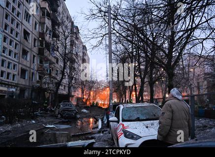 Kiev, Ukraine. 13 décembre 2023. Un homme regarde le bâtiment résidentiel endommagé lors d'une attaque de missile balistique par l'armée russe à Kiev. Le 13 décembre, l'armée russe a attaqué la capitale de l'Ukraine avec des missiles balistiques. Les dix missiles ont été abattus par les forces de défense aérienne. Cinquante-trois personnes ont été blessées à la suite de l'attaque à la roquette. (Photo de Sergei Chuzavkov/SOPPA Images/Sipa USA) crédit : SIPA USA/Alamy Live News Banque D'Images