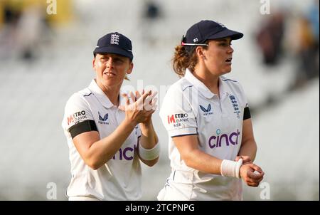 Photo de dossier datée du 22/06/23 de Heather Knight et NAT Sciver-Brunt, en Angleterre. L'équipe de Heather Knight s'est ralliée pour défaire la machine gagnante de balle blanche la plus fiable au monde dans les jambes T20 et ODI et égaliser le score de points à 8-8. Date de publication : jeudi 14 décembre 2023. Banque D'Images