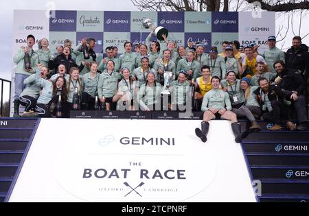 Photo du dossier datée du 26-03-2023 des équipages masculins et féminins de Cambridge célèbrent la victoire après la Gemini Boat Race 2023. Cambridge a remporté la course de bateaux masculine et féminine, cette dernière pour la sixième fois consécutive. Date de parution : jeudi 14 novembre 2023. Banque D'Images