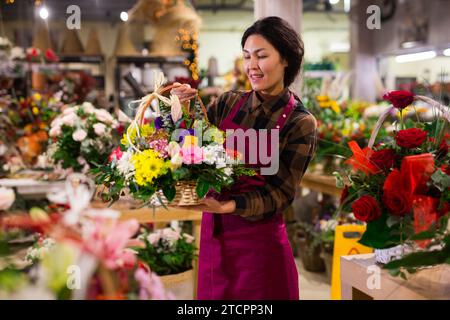 Femme fleur vendeur prépare un bouquet de luxe Banque D'Images