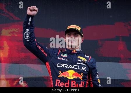 Photo de dossier datée du 27/08/23 de Max Verstappen de Red Bull Racing sur le podium. 19 - Max Verstappen a remporté 19 des 22 courses alors qu'il remportait son troisième titre mondial de Formule 1 consécutif. Date de publication : jeudi 14 décembre 2023. Banque D'Images