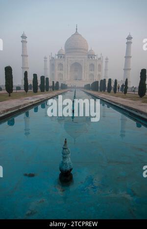 Merveille du monde le Taj Mahal au petit matin d'hiver. Agra, Uttar Pradesh, Inde Banque D'Images