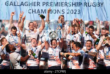 Photo de dossier datée du 27-05-2023 de Owen Farrell des Saracens soulevant le trophée après que son équipe ait remporté la finale Gallagher Premiership. Date de la photo : samedi 27 mai 2023. Date de publication : jeudi 14 décembre 2023. Banque D'Images