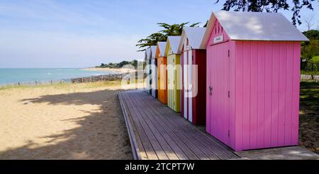 La Bree-les-bains village cabanes de plage en bois aux couleurs vives sur la plage ouest de l'atlantique île française d'oléron Banque D'Images