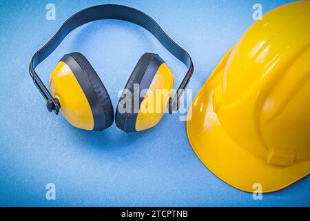 Casque de construction de casque de protection sur fond bleu concept de construction Banque D'Images