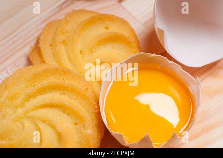 Faire cuire des biscuits simples avec des ingrédients frais à la maison Banque D'Images