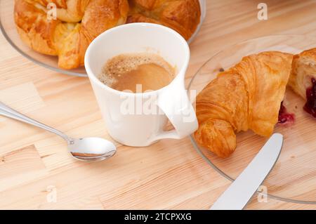 Croissant frais brioche française et café petit déjeuner italien traditionnel typique Banque D'Images