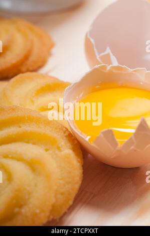 Faire cuire des biscuits simples avec des ingrédients frais à la maison Banque D'Images