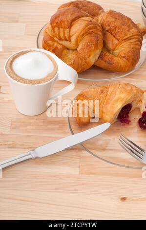 Croissant frais brioche française et café petit déjeuner italien traditionnel typique Banque D'Images