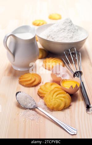 Faire cuire des biscuits simples avec des ingrédients frais à la maison Banque D'Images