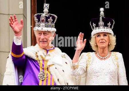 Photo de dossier datée du 06/05/23 du roi Charles III et de la reine Camilla sur le balcon du palais de Buckingham à la suite du couronnement du roi Charles III et de la reine Camilla à l'abbaye de Westminster, à Londres. Un Premier ministre luttant pour renverser la fortune de son parti dans les sondages, la morosité économique, les conflits industriels et un fossé croissant entre les Sussexes et la famille royale ouvrière ont tous caractérisé l'année 2023. Date de publication : jeudi 14 décembre 2023. Banque D'Images