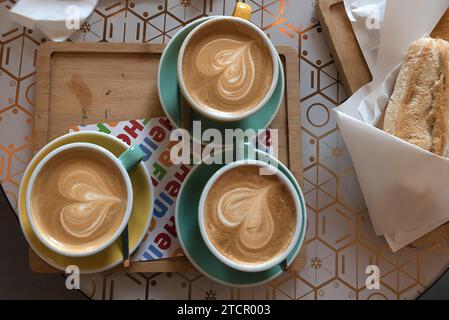 Trois cappuccinos avec coeur en mousse de lait, Gênes, Italie Banque D'Images