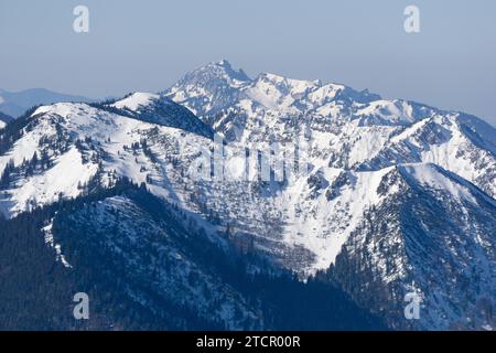 Vue de Wallberg sur Hirschberg à Benediktenwand et Brauneck en hiver, neige, montagnes de Mangfall, Préalpes bavaroises, haute-Bavière, Bavière Banque D'Images