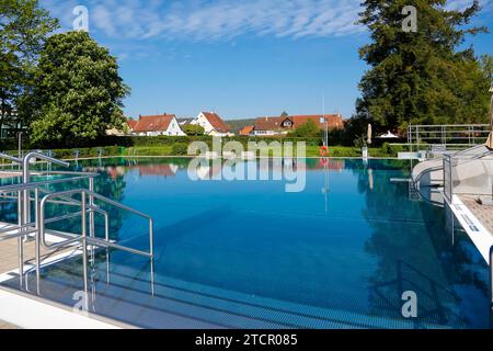 Piscine extérieure, piscine, eau, piscine, piscine, piscine, piscine, balustrade métallique, main courante, derrière les bâtiments résidentiels, Geislingen Banque D'Images