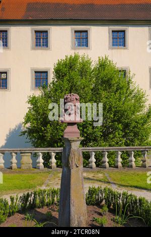 Figure en pierre, buste, statue dans le parc du château, visage de femme, derrière le château à douves Geislingen, complexe de château à douves à trois ailes, ancien manoir Banque D'Images