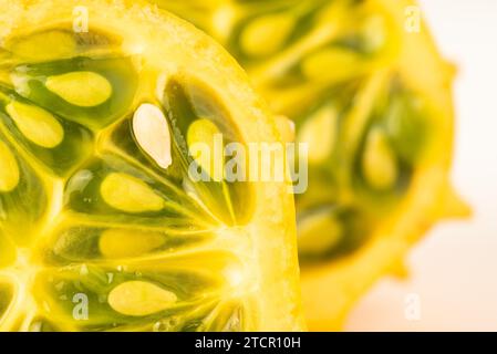 Kiwano ou melon à cornes (Cucumis metuliferus) coupé en demi gros plan isolé sur fond blanc Banque D'Images