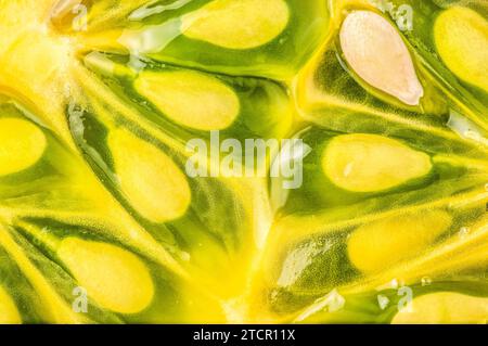 Kiwano ou melon à cornes (Cucumis metuliferus) coupé en demi gros plan isolé sur fond blanc Banque D'Images