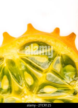 Kiwano ou melon à cornes (Cucumis metuliferus) coupé en demi isolé sur fond blanc Banque D'Images