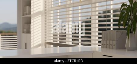 Image rapprochée d'un espace vide sur un bureau blanc près d'une fenêtre avec stores dans une salle de bureau blanche moderne. concept d'espace de travail. rendu 3d, 3d i Banque D'Images