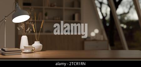 Espace de maquette vide pour afficher votre produit sur une table en bois franc avec une lampe de table, des livres, une tasse à café et des vases en céramique dans un ro moderne et luxueux Banque D'Images