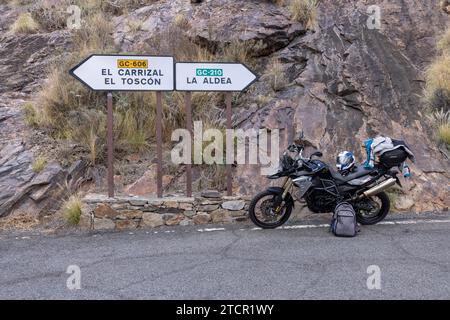 BMW R 800 GS devant les panneaux indiquant Aldea et Toscon sur la route de montagne GC-210, montagnes centrales, Gran Canaria, îles Canaries Banque D'Images