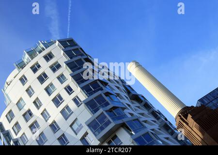 Battersea Power Station et Prospect place Apartments (Frank Gehry architectes), Nine Elm Lane, Battersea, Londres, Angleterre, Royaume-Uni Banque D'Images