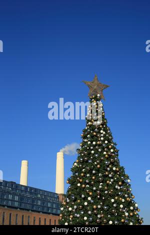 Arbre de Noël avec le développement de Battersea Power Station et ciel bleu de près de Nine Elms Lane, Londres, Angleterre, Royaume-Uni Banque D'Images