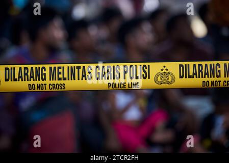 Police Line Do Not Cross, réfugiés Rohingyas du Myanmar bloqués sur la côte d'aceh, en Indonésie Banque D'Images