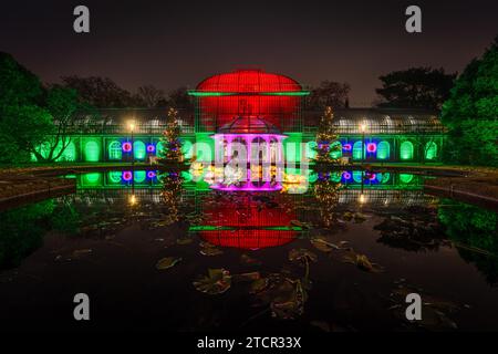 Du 9 décembre 2023 au 14 janvier 2024, le Palmengarten de Francfort-sur-le-main accueillera pour la 11e fois les lumières d’hiver. Un total de 25 lumières Banque D'Images