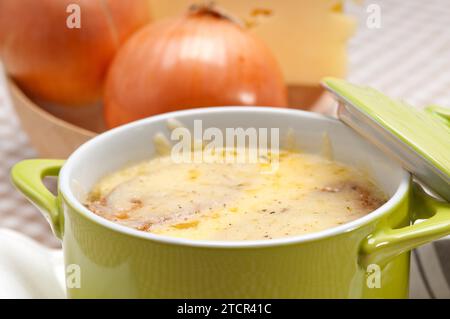Soupe à l'oignon sur un pot d'argile avec fromage fondu et pain sur le dessus Banque D'Images