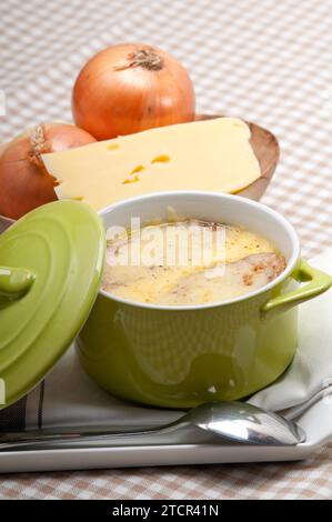Soupe à l'oignon sur un pot d'argile avec fromage fondu et pain sur le dessus Banque D'Images
