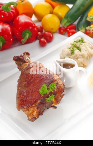 Jarret de porc BBQ allemand original servi avec purée de pommes de terre et choucroute, légumes frais sur fond, DES ALIMENTS PLUS DÉLICIEUX SUR PORTEFEUILLE Banque D'Images