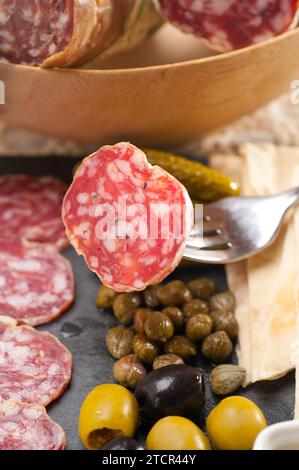 Plat frais de coupe à froid avec pain pita et antipasti cornichons Banque D'Images