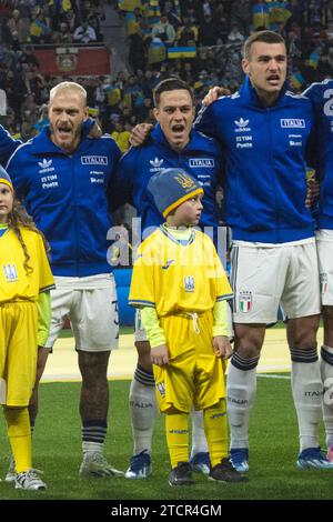 Federico DIMARCO Italie, Giacomo RASPADORI Italie et Alessandro BUONGIORNO Italie chantant l'hymne national italien, match de football Banque D'Images