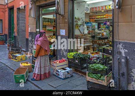 Boutique de fruits et légumes dans le vieux centre-ville, Gênes. Italie Banque D'Images