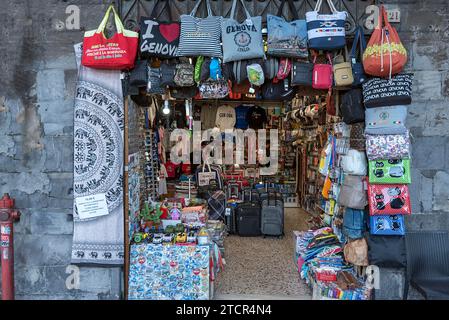Magasinez dans les anciennes arcades du port, Gênes, Italie Banque D'Images