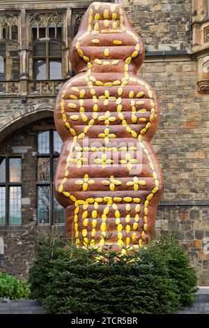 Printenmann artificiel en face de la mairie comme point de repère au marché de Noël, Aix-la-Chapelle, Rhénanie du Nord-Westphalie, Allemagne Banque D'Images