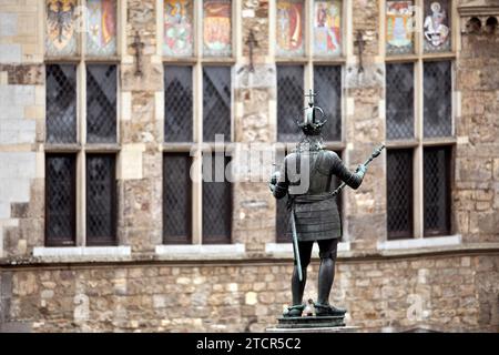 Monument de la fontaine de Charlemagne, Fontaine de Charlemagne en face de la maison gothique tardive de Loewenstein, vieille ville, Aix-la-Chapelle, Rhénanie-du-Nord-Westphalie, Allemagne Banque D'Images