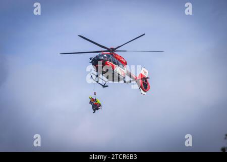 Entraînement au sauvetage par treuil de l'hélicoptère de sauvetage Christoph 62, à l'occasion du 50e anniversaire de la Luftrettung de la DRF. Le sauvetage de Banque D'Images