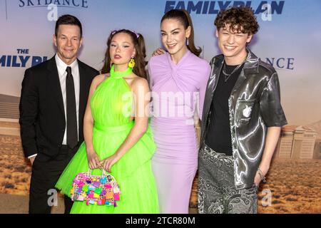 Las Vegas, États-Unis. 13 décembre 2023. (De gauche à droite) Mark Wahlberg, Zoe Margaret Colletti, Michelle Monaghan et Van Crosby assistent à la première mondiale de « The Family Plan » au Chelsea Theater au Cosmopolitan de Las Vegas, Nevada, le vendredi 13 décembre 2023. « The Family Plan » sera présenté en première mondiale sur Apple TV le vendredi 15 décembre 2023. (Travis P ball/Sipa USA) crédit : SIPA USA/Alamy Live News Banque D'Images