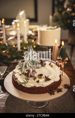 Délicieux gâteau au chocolat de Noël décoré de crème fouettée. Banque D'Images
